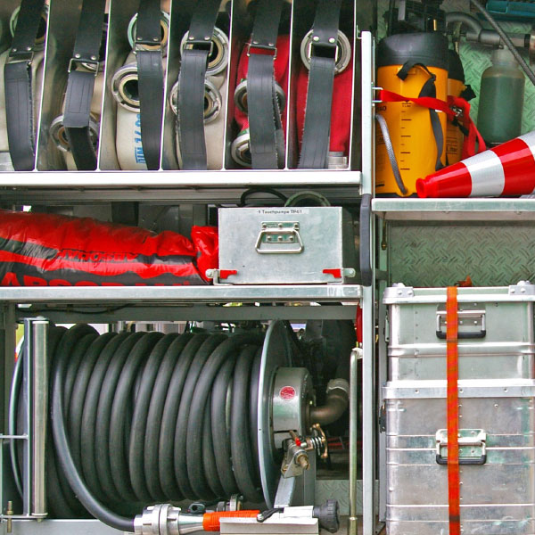 Werkzeug und Geräte im Feuerwehrauto